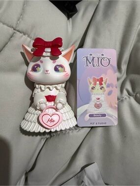 Mio Beauty Graceful Cat Figurine - White & Pink Decorative Pet Collectible